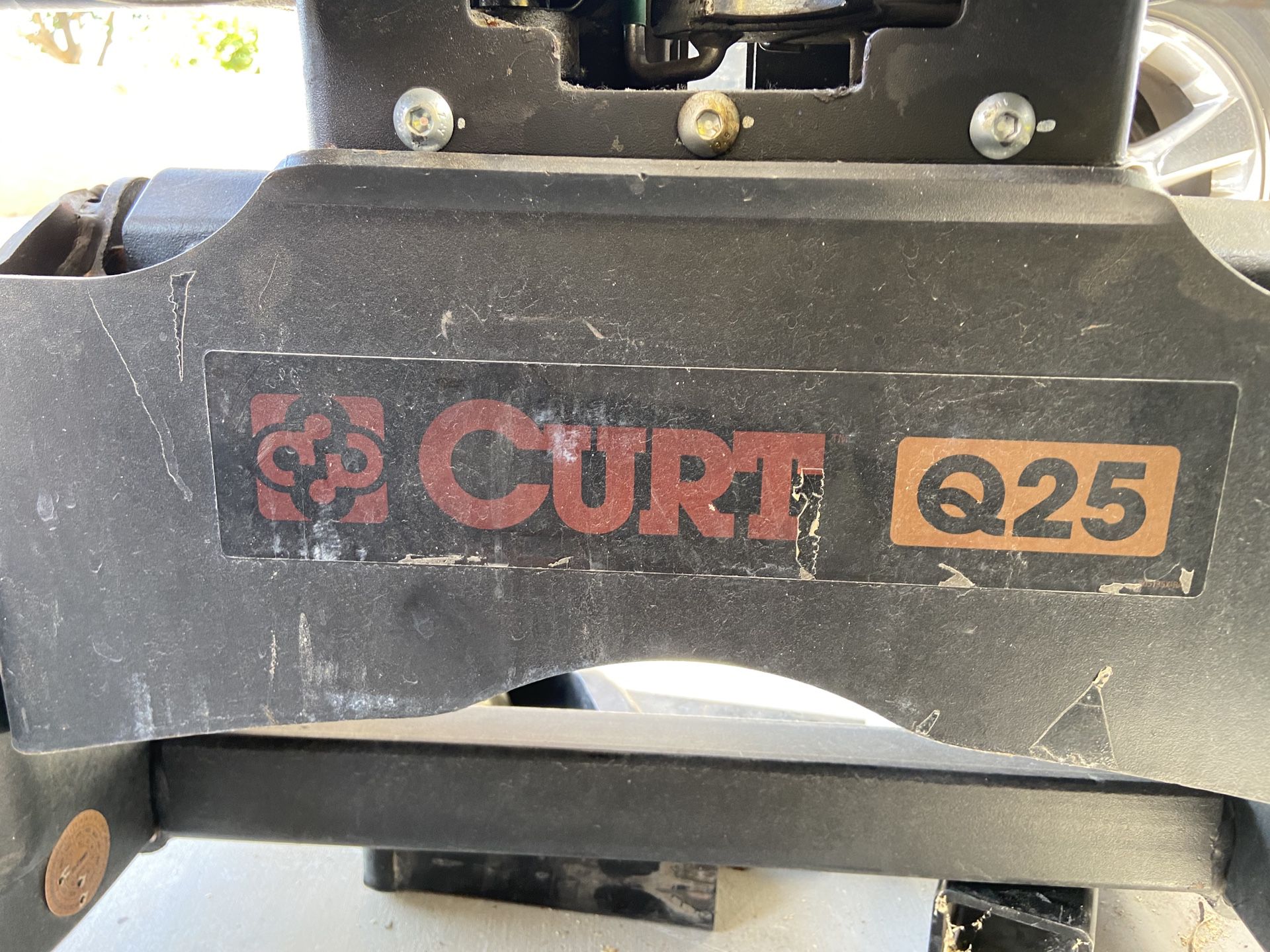 Curt 25k fifth wheel hitch with factory ram puck system