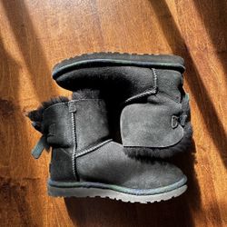 Women UGG Mini Bow Bailey Size 6 Great Condition In Black/green Color No Box