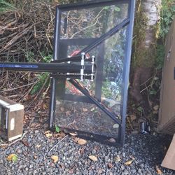 Adjustable basketball hoop