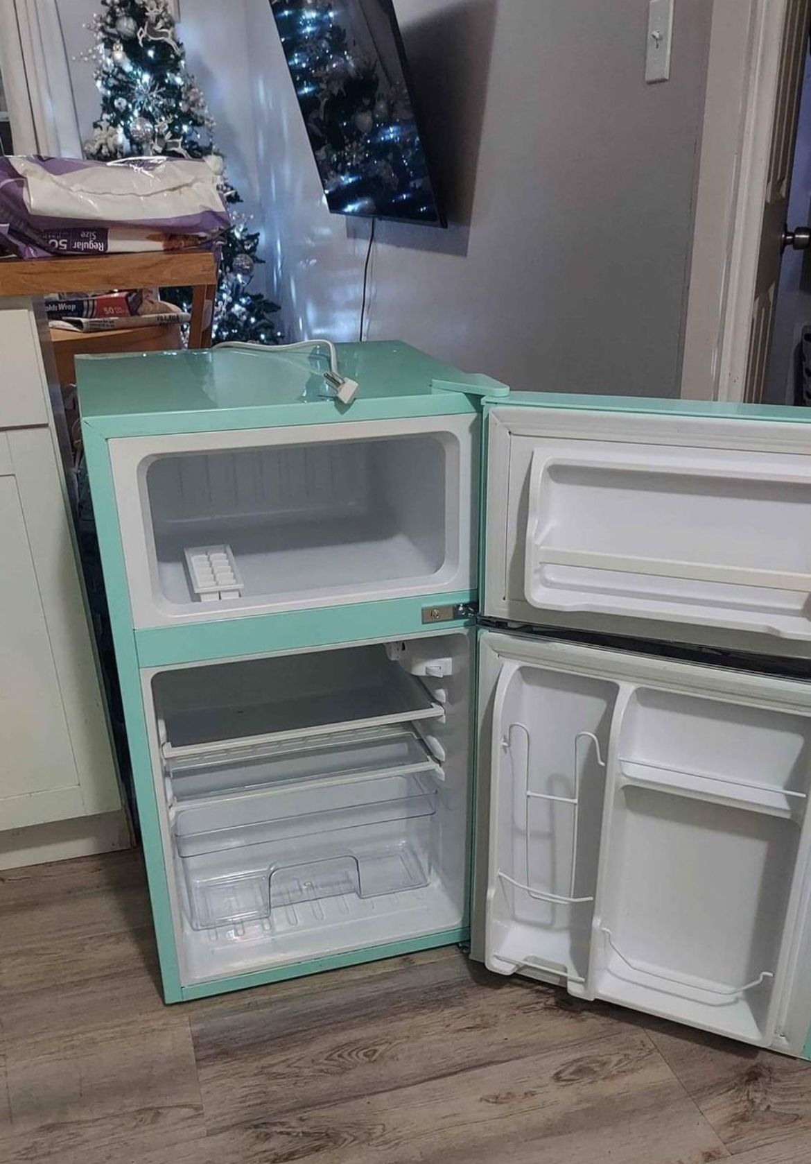 CROWNFUL MINI FRIDGE for Sale in Queens, NY - OfferUp
