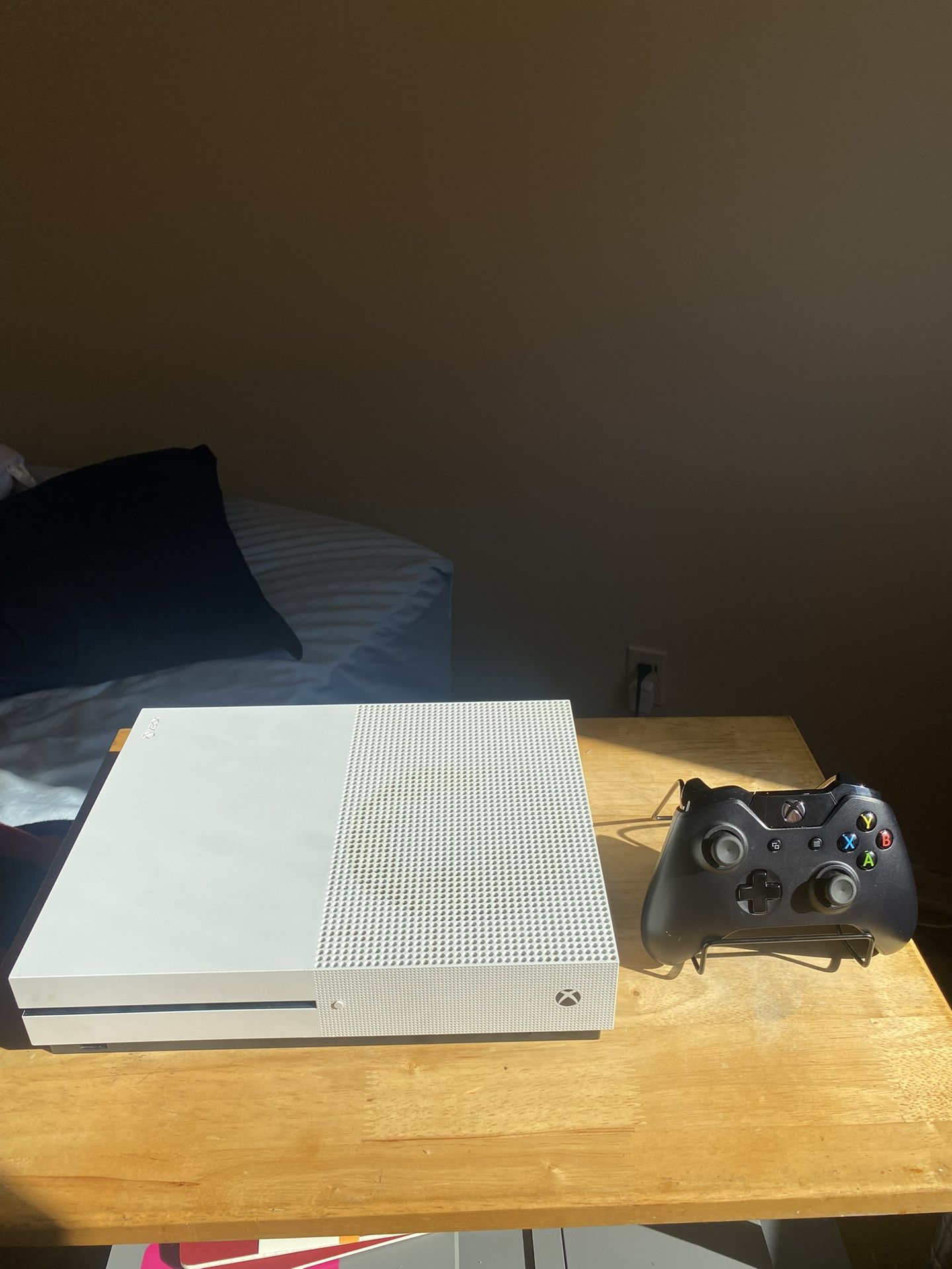 Xbox One S | 7 Games Included | Digital Account | Controller