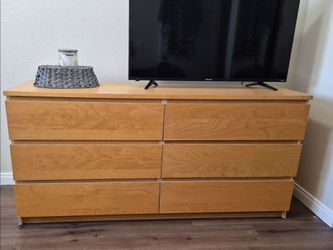 SOLID WOOD DRESSER AND MATCHING QUEEN SLEIGH HEADBOARD & FOOTBOARD