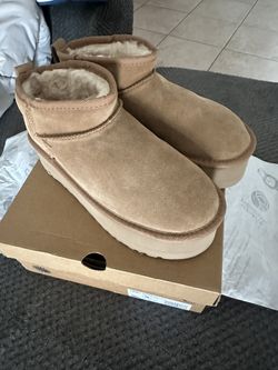 Women’s - Uggs - Size 9 - Brand New
