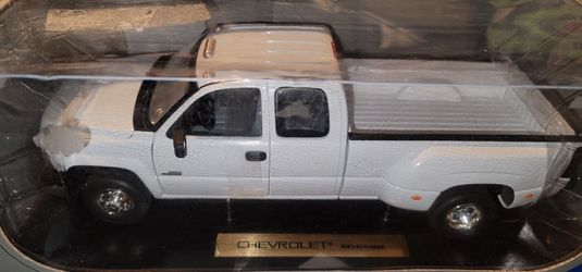 1:18 Anson Diecast Model Of CHEVROLET Silverado 3500 DUALLY