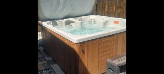 Hot Tub (delivery included)