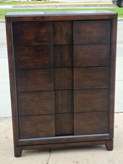 DRESSER
