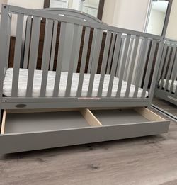 crib and mattress/Cuna con colchón