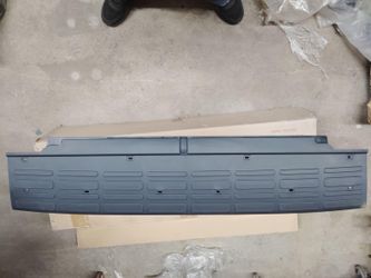 New 00-02 Isuzu Rodeo, Passport Rear Center Bumper Original
