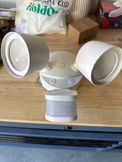 Dual-Head Outdoor Motion Sensor Security Light