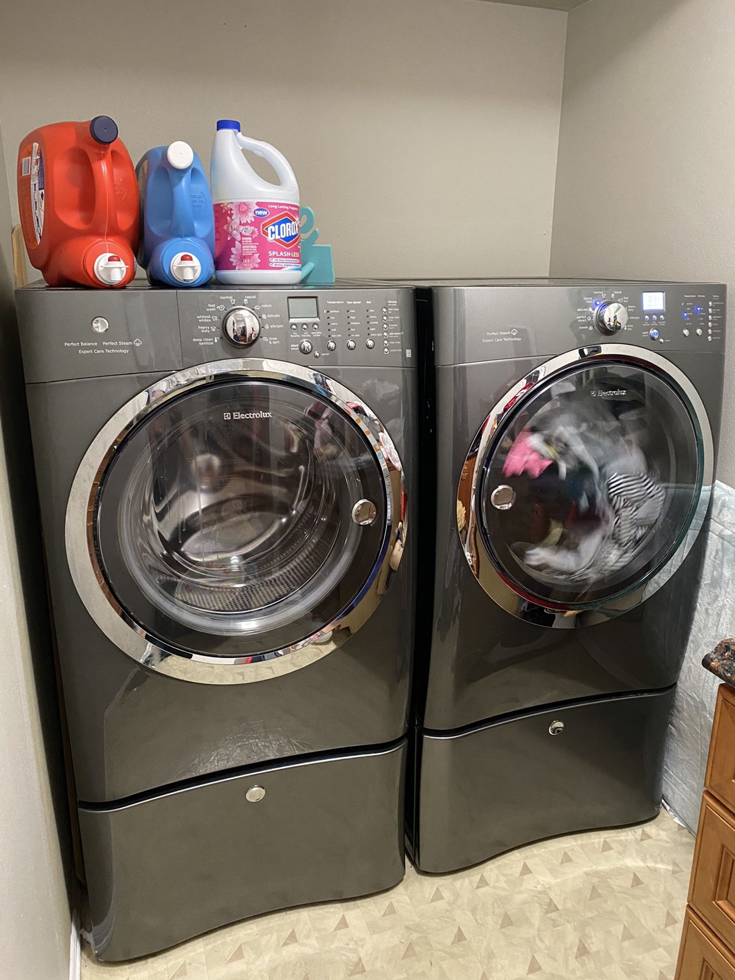 Electrolux washer and dryer with pedestals