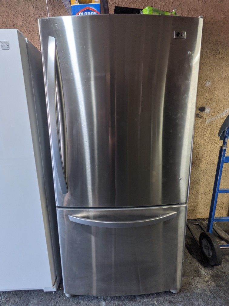 REFRIGERATOR BOTTOM FREEZER LG STAINLESS STEEL APARTMENT SIZE W 33"
