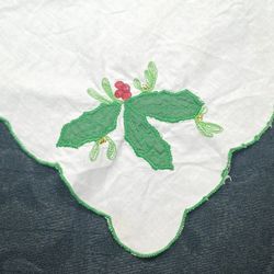 Vtg Christmas Napkins Set Of 5 White Holly Embroidery Green Scalloped Edges 