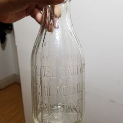 ANTIQUE CHICAGO QUARTER MILK BOTTLE
