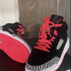 Shoes Jordan nuevos size 4. Jovencita.  Baratos.