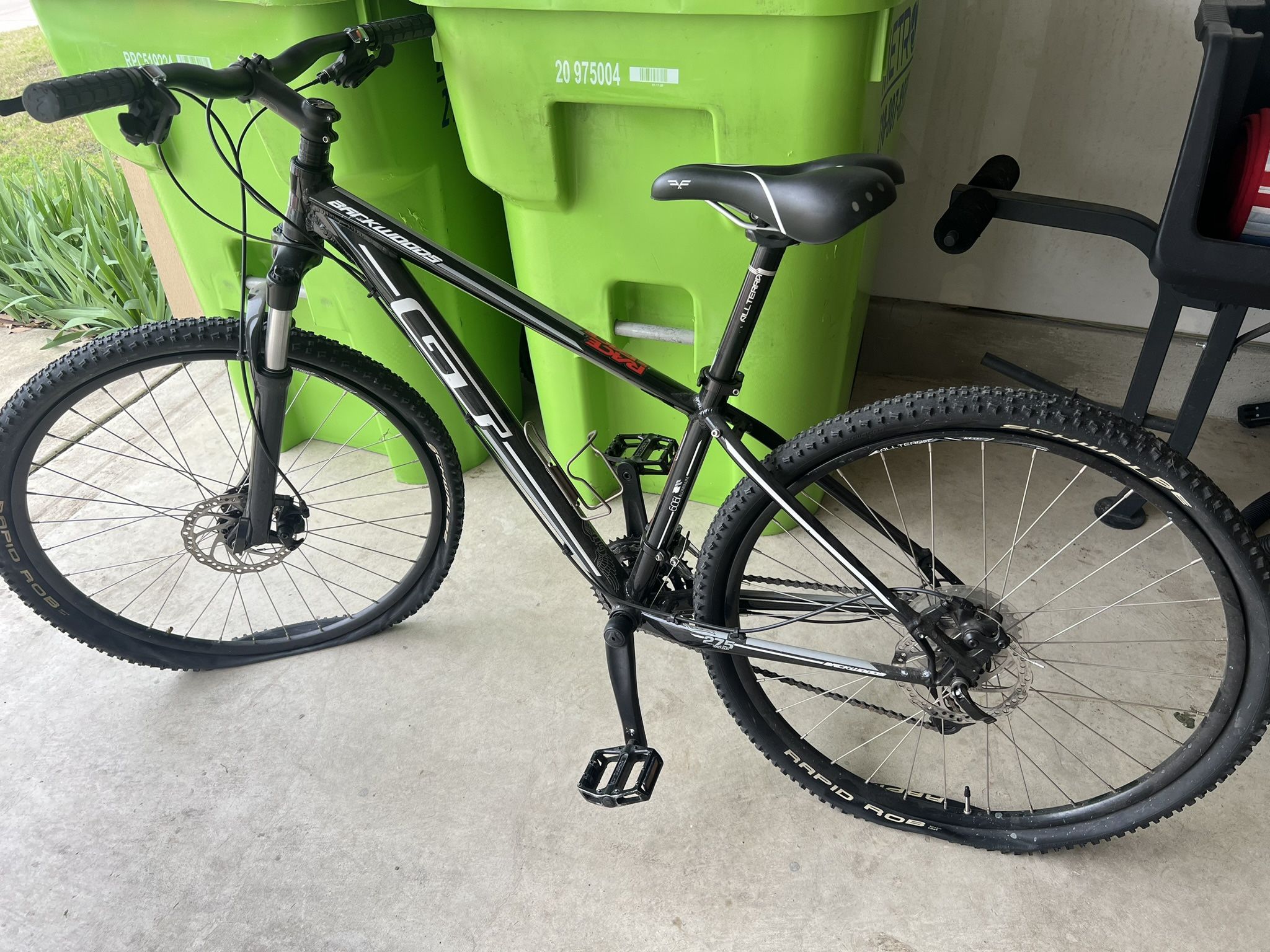 GT BACKWOODS MOUNTAIN BIKE