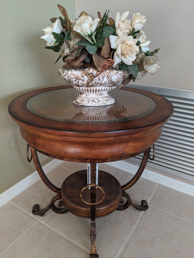 2 end tables with lamp
