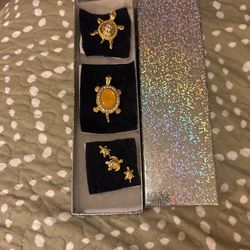 Set Of Five Assorted Vintage Gold Plated Turtle Jewelry Pieces 