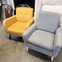 Selling several gently-used furniture and decor pieces. 