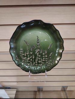 Green Round Glass plate ( NEW ) 10.5 inches. Dinner. Decorative, etc... dinnerware