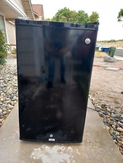 GE Mini Fridge, 17-1/2" Wide x 31-1/2" Tall x 19" Deep, Works Great!