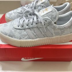 Women Adidas For Sale 6.5 Women  30$