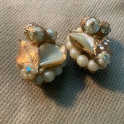 1959s Faux Pearl Clip On Earrings 