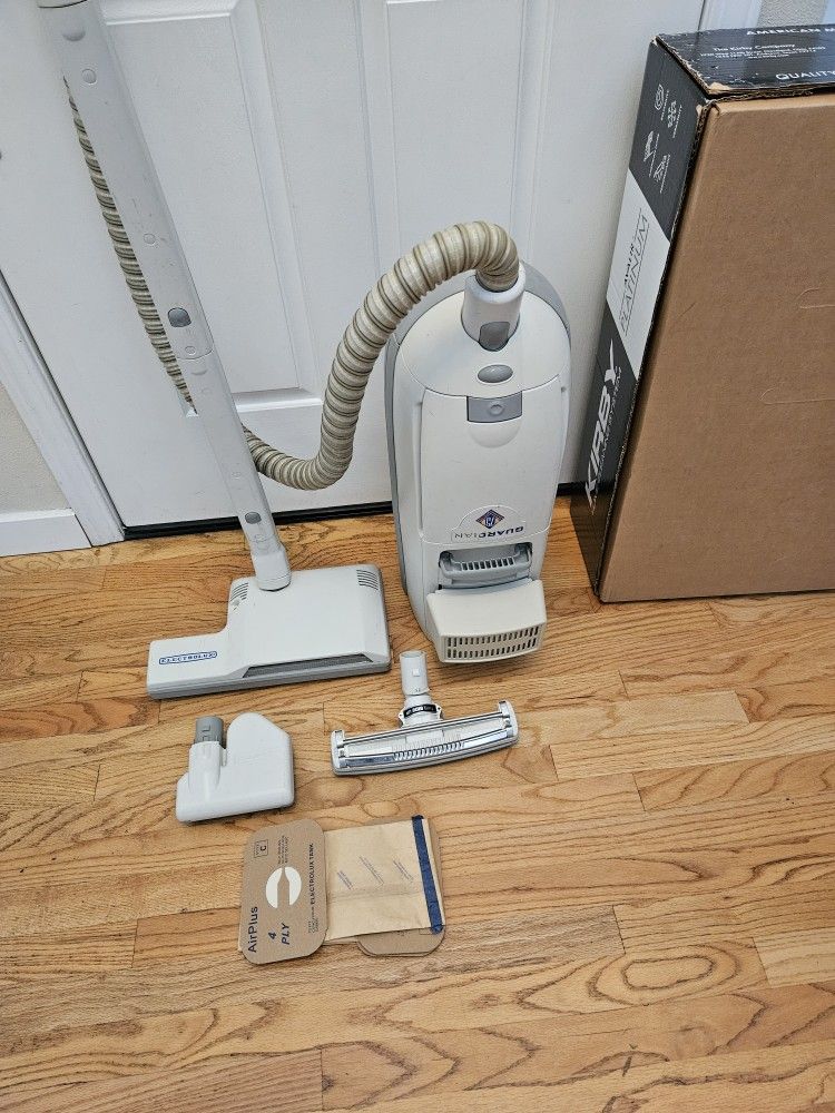 New Cond ELECTROLUX GARDIAN VACUUM CLEANER WITH ATTACHMENT  AMAZING POWER SUCES  WORKS EXCELLENT IN THE BOX