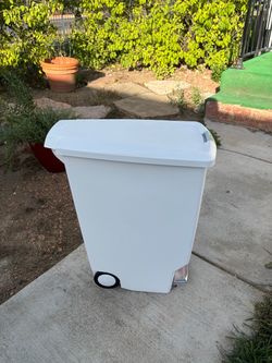 10.6 gal Trashcan