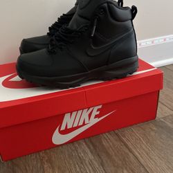 Size 8 fits like 8.5 Nike Boots Manoa Black
