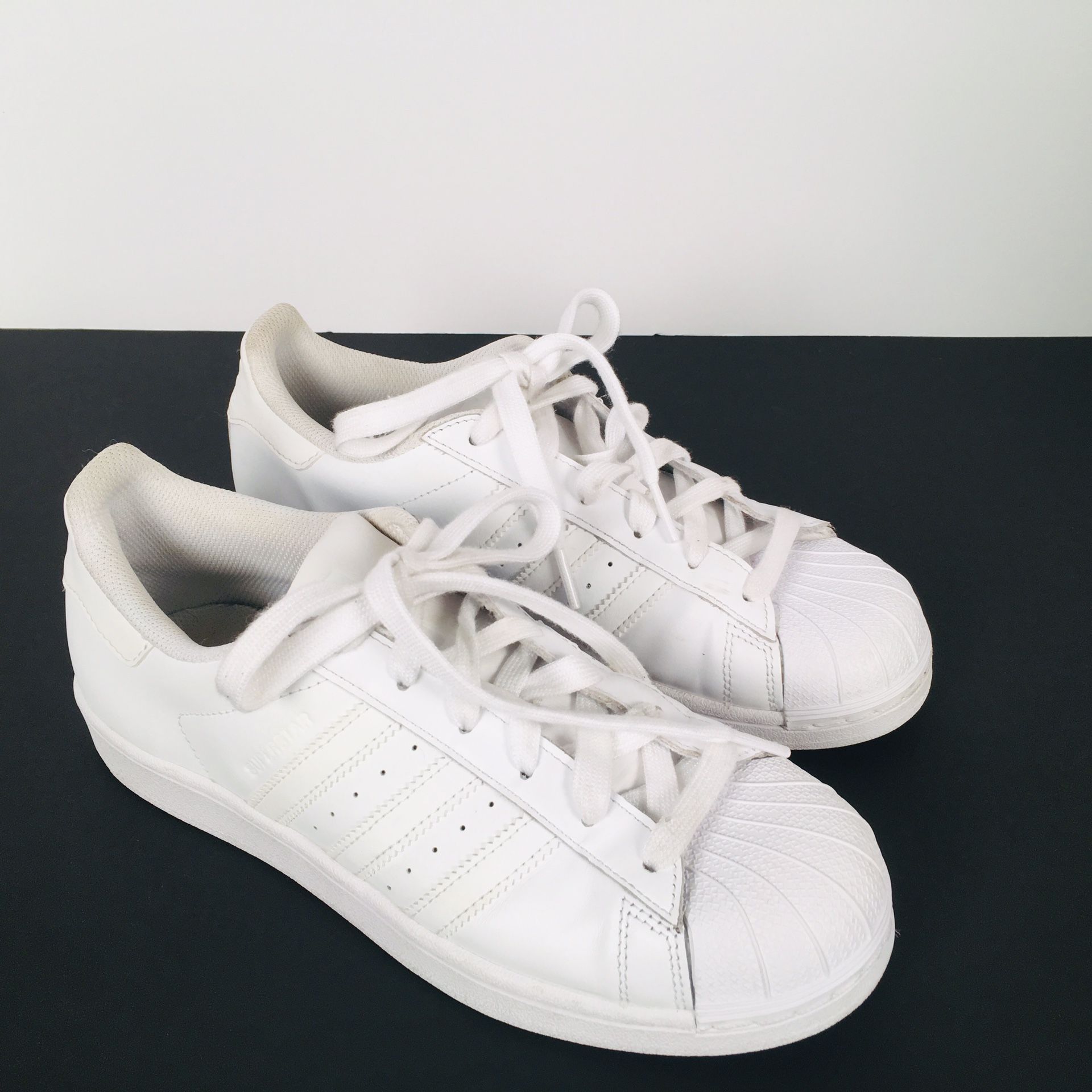 Adidas White Tennis Shoe Size 6 Pre-owned Note: This Items is mailed out only sorry! 🙂 Thank you for looking.