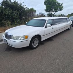2017 Lincohln Limo