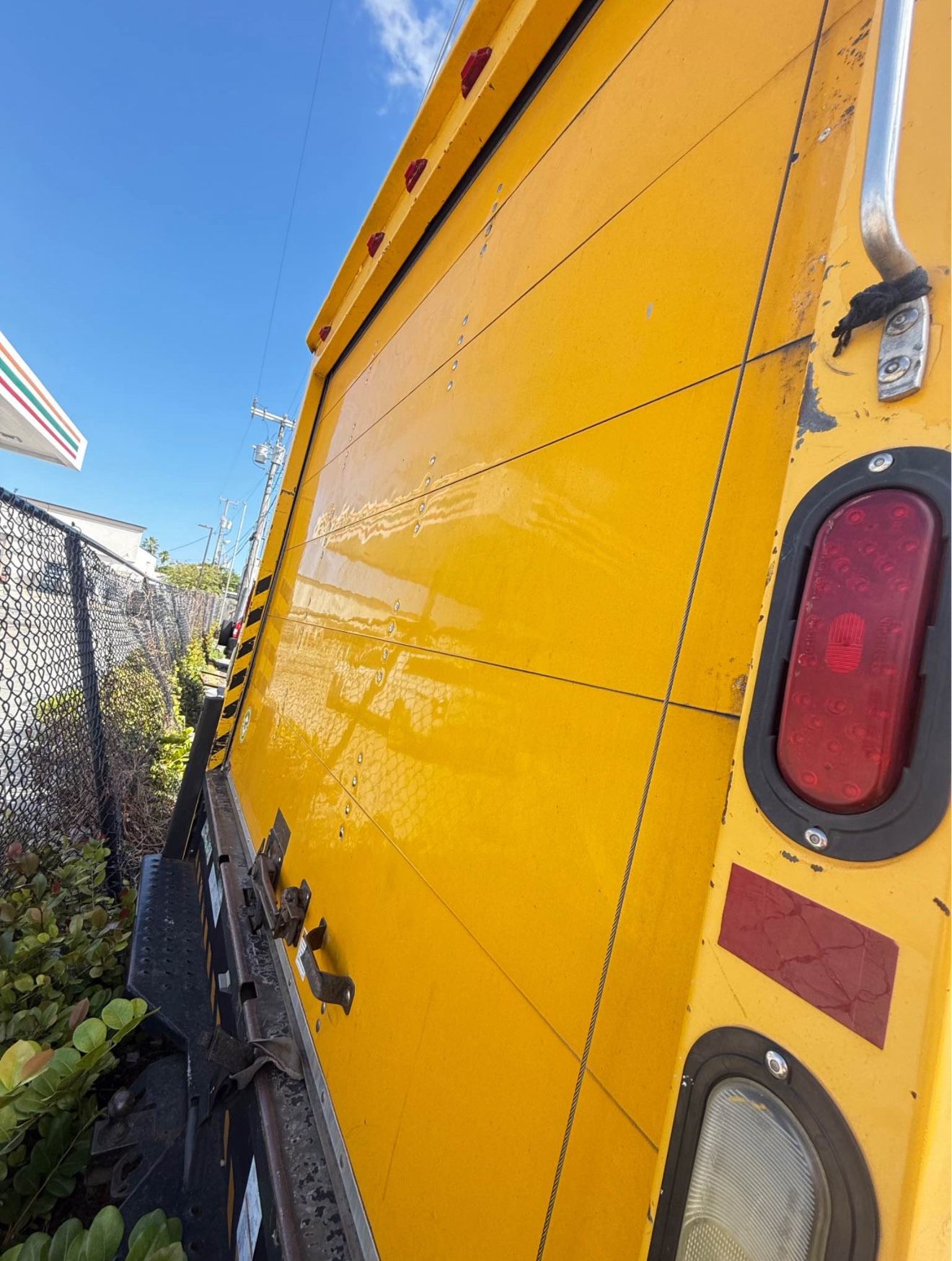 BOX TRUCK FORD E-350