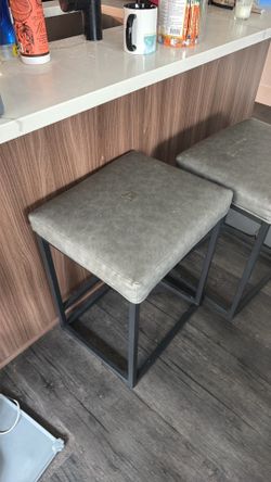 2 bar stools
