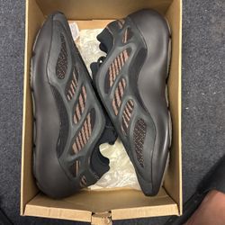 Yeezy 700 V3 Clay Brown. Size10 Have No Box The Box In The Picture Is Of Yeezy 350’s
