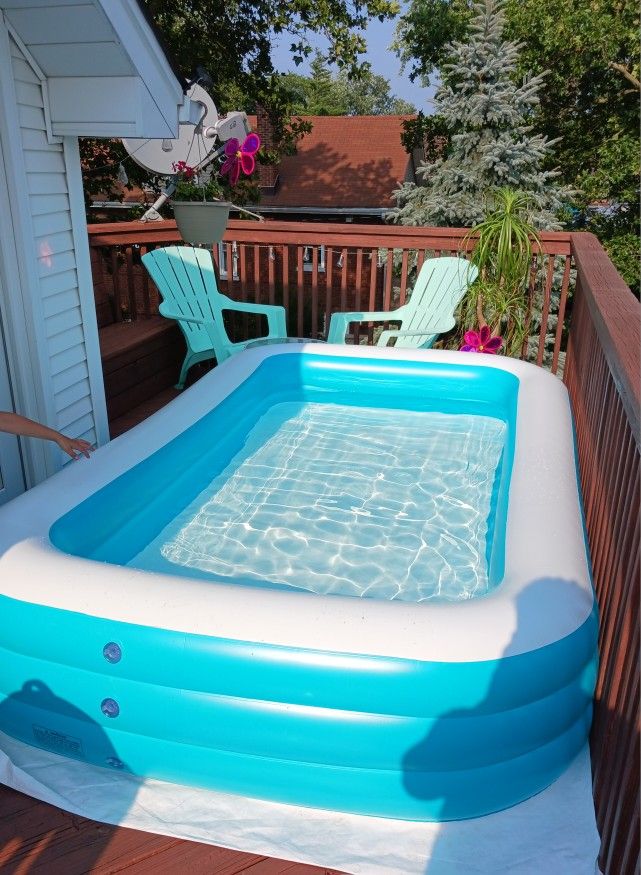 swimming pool + float tube + swimming kickboard