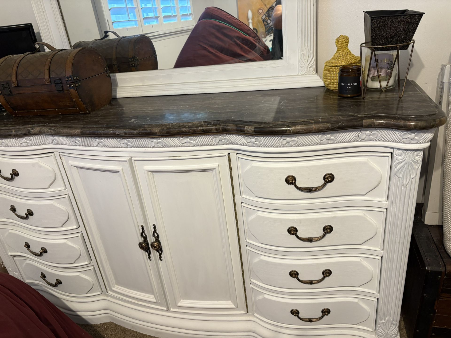 Dresser With Marble Top And Mirror ( Yes Is Available)