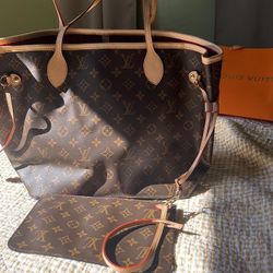 Louis Vuitton Neverfull
Monogram MM Cerise Lining