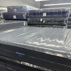 KING SIZE SIMMONS BEAUTYREST WORLD CLASS LEVEL 1 MATTRESS & BOX SPRINGS BED SET