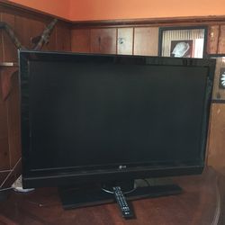 Tv lg 43”no scratches, clear picture , great condition remote control including