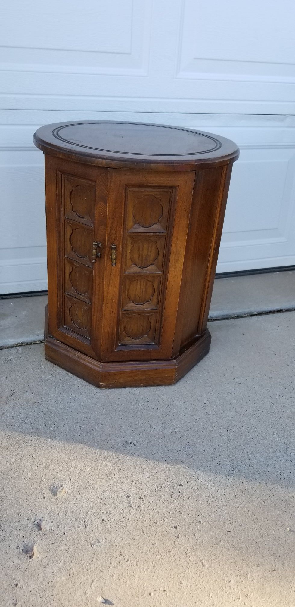 BEAUTIFUL VINTAGE ROUND EBTER TABLE