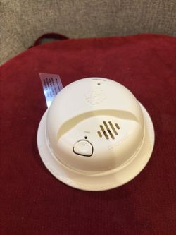 NEW First Alert SMI100 Battery-Operated Smoke Alarm Sealed-9V Battery Included