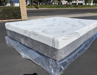 Queen Organic Hybrid Cool Gel Memory Foam Mattress!!