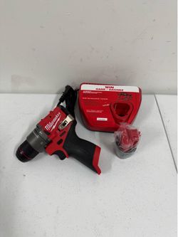 MILWAUKEE M12 FUEL 12V Lithium-Ion Brushless Cordless 1/2 in. Hammer Drill with Battery &Charger