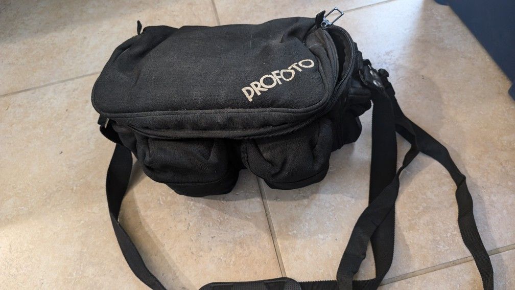 Camera and lens bag with adjustable dividers