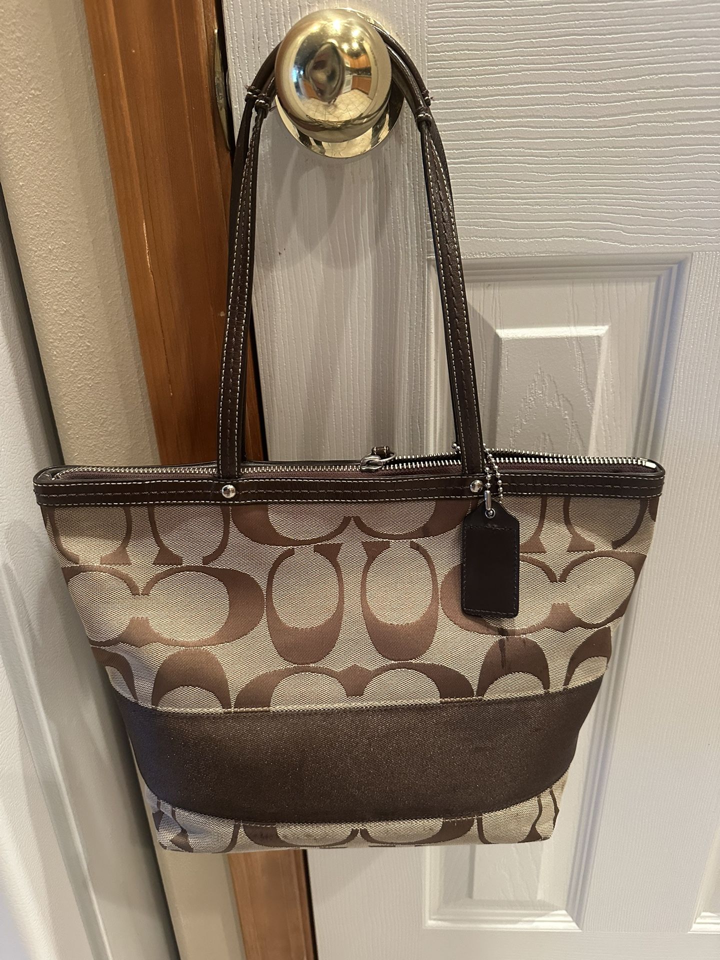 👜Authentic Vintage Coach Bag Purse. Center section opens with a zipper. Measurements: 14”Lx8”H. This is a cloth purse with LOTS of room! PU near