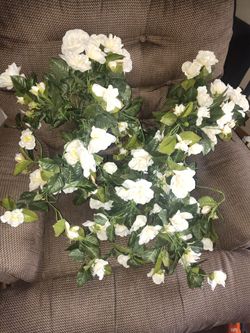 2 bouquets of silk flowers