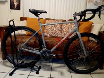 Giant conted AR 3 gravel roadbike size 56cm large shimano sora 18 speeds like new..