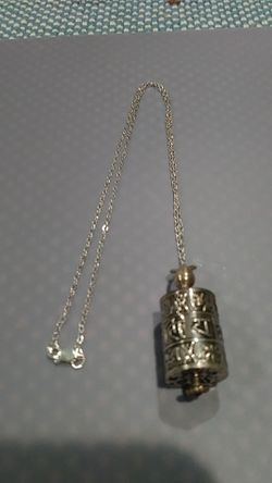 Dije raro con cadena de plata