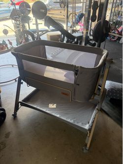 Rocking bassinet