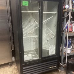 True Refrigerator. 33 Noches Wide